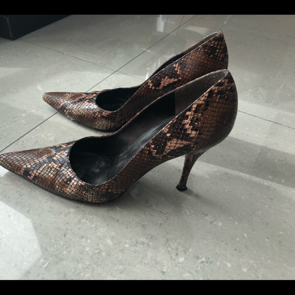 Gorgeous & elegant snakeskin Stuart Weitzman pumps